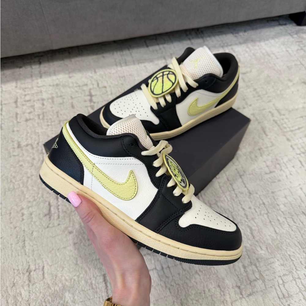 New women air jordan low se size us 8,5